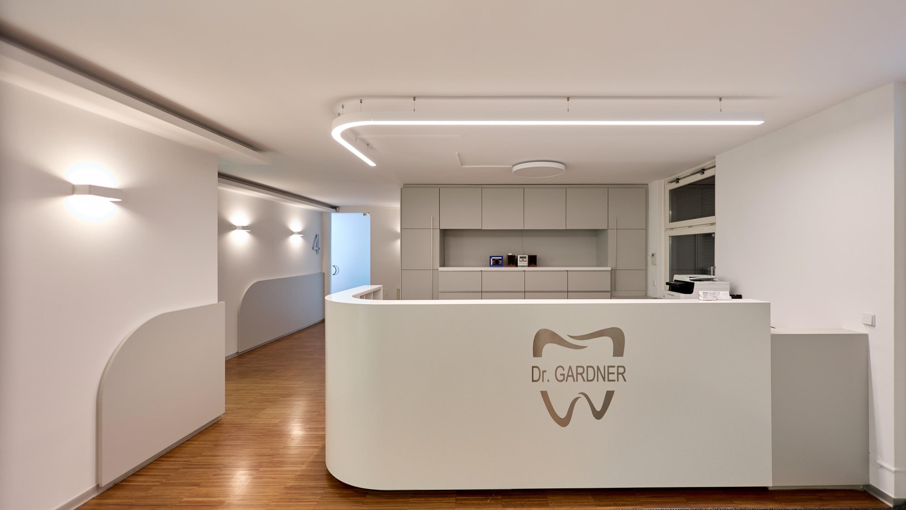 Empfangsbereich der Zahnarztpraxis Dr. Gardner