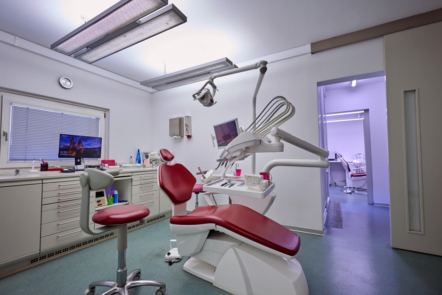 Behandlungsraum mit moderner Ausstattung